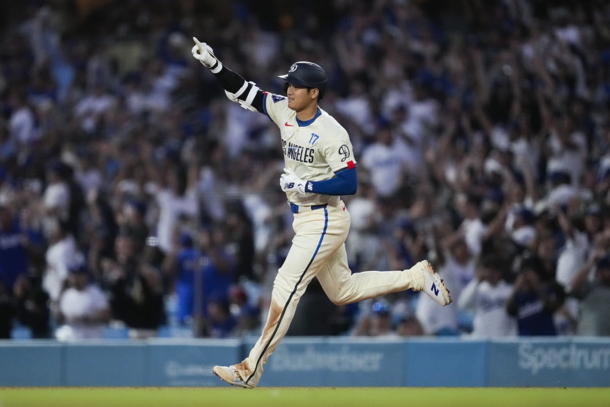 ⚽英超半场：胡伊森头球破门，塔弗尼埃进球被吹，热刺暂0-1伯恩茅斯