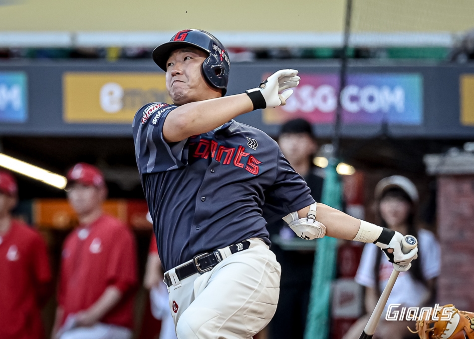 42岁阿德里亚诺告别赛 球场播放短片时动情落泪