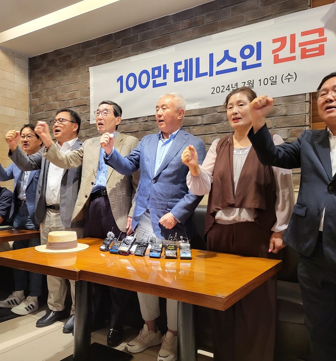 特伦特防守时故意撞倒巴特勒，裁判回看录像后吹罚前者一级恶意犯规
