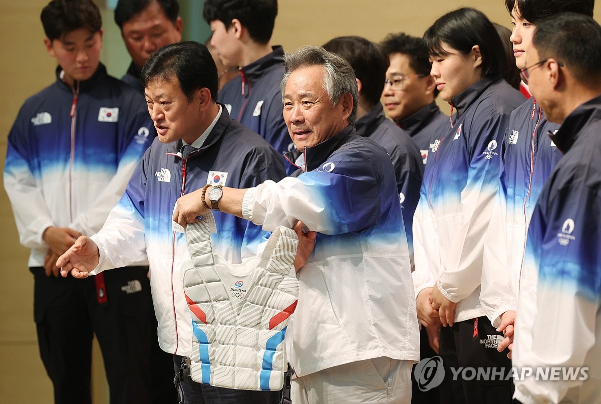 继续培养还是交易？3队哄抢湖人17号秀，为了詹眉这次湖人别犹豫