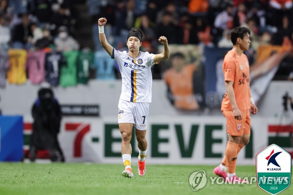 莱万反越位推射破门！巴萨1-0领先皇马