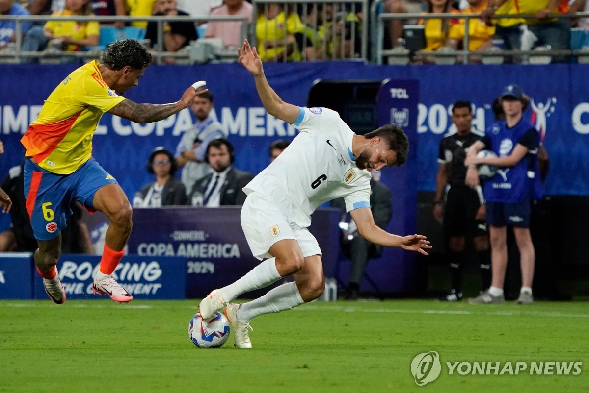 球迷实拍恩德里克造点 硬拖着对手数米到禁区造点