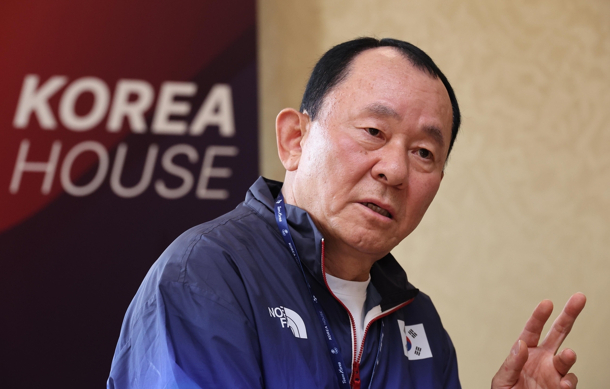 马卡：皇马高层不愿为了引援而引援，相比签新后卫更信赖青训小将